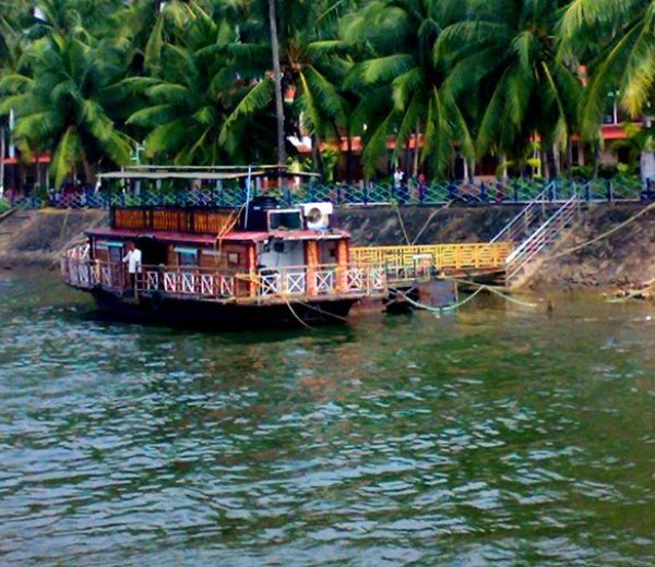 Dindi-houseboat